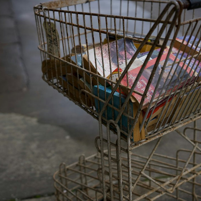 Carrito de compras lleno de libros, como el gasto de la lista escolar en Panamá