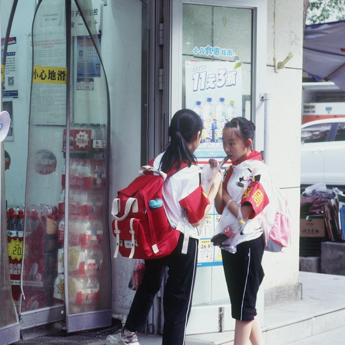 Dos niñas con mochilas nuevas, listas para el regreso a clases en Panamá